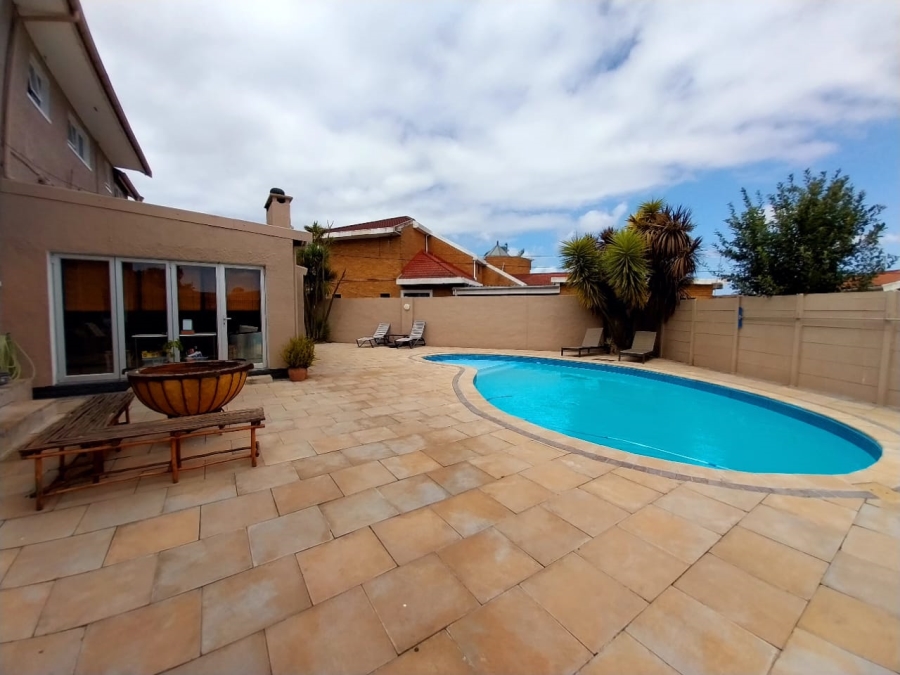 7 Bedroom Property for Sale in Levallia Western Cape